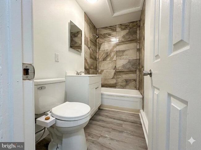 Building Photo - 731 E 4th St