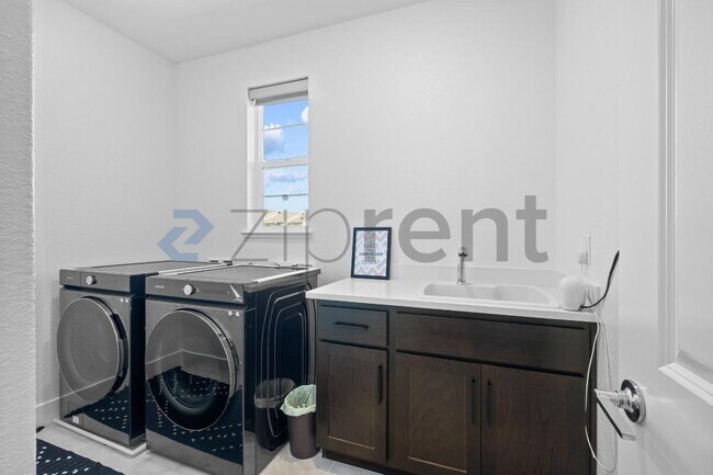 Building Photo - Unit