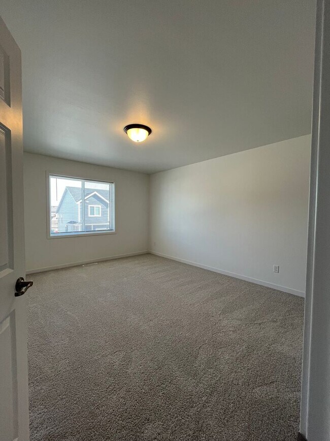 Building Photo - 3 Bed 3 Bath Townhome