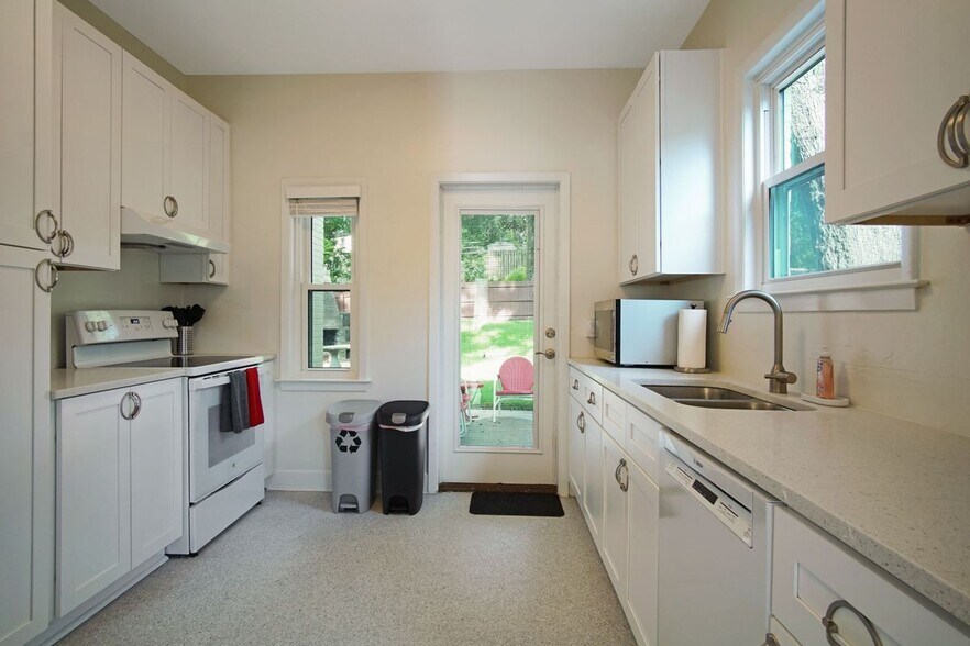 Building Photo - 1647 Lake Ella Dr