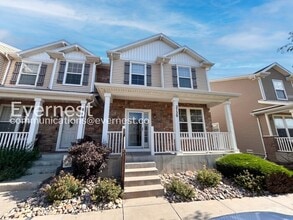 Building Photo - 2 Bed/2.5 Bath Townhome with Modern Amenities / Available Now!