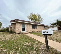 Building Photo - 4425 Hulen Cir W