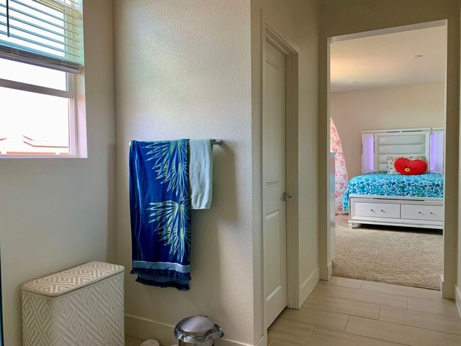 Building Photo - 4 Bedroom Home in Hollister with 3 Full Bathrooms and Central A/C