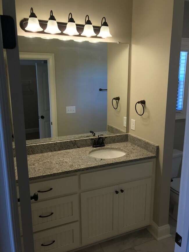 Building Photo - Townhome Available for June!