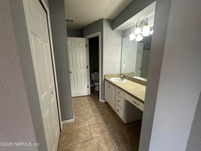 Building Photo - 1827 Lago Del Sur Drive