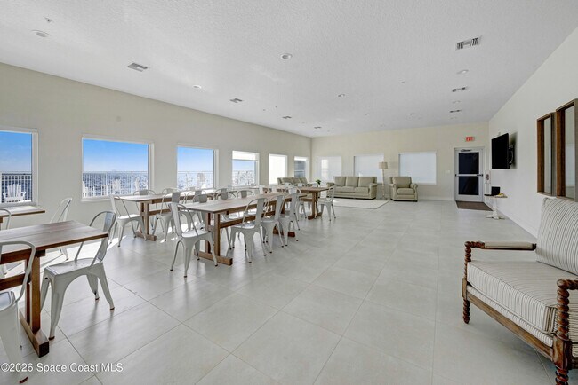 Building Photo - 1825 Riverside Dr