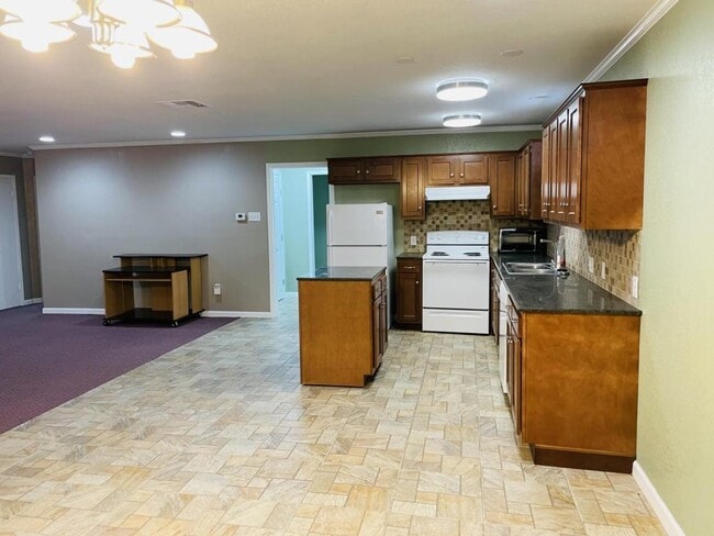 Building Photo - 306 N Davis St