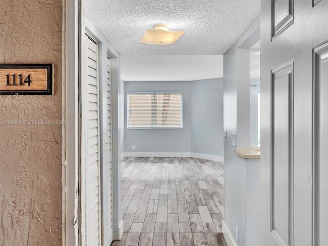 Building Photo - 9777 Westview Dr