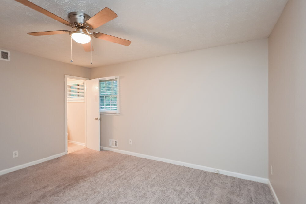 Building Photo - 990 Woodbridge Dr NE