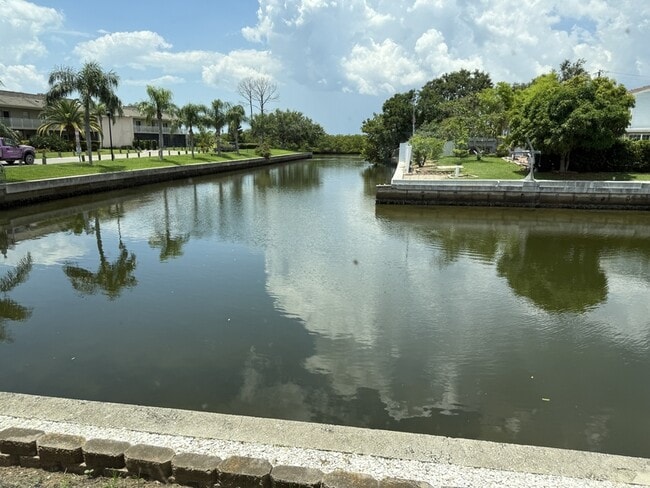 Building Photo - 8771 Bay Pointe Dr