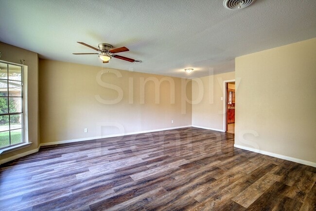 Building Photo - 6426 Chapman Dr