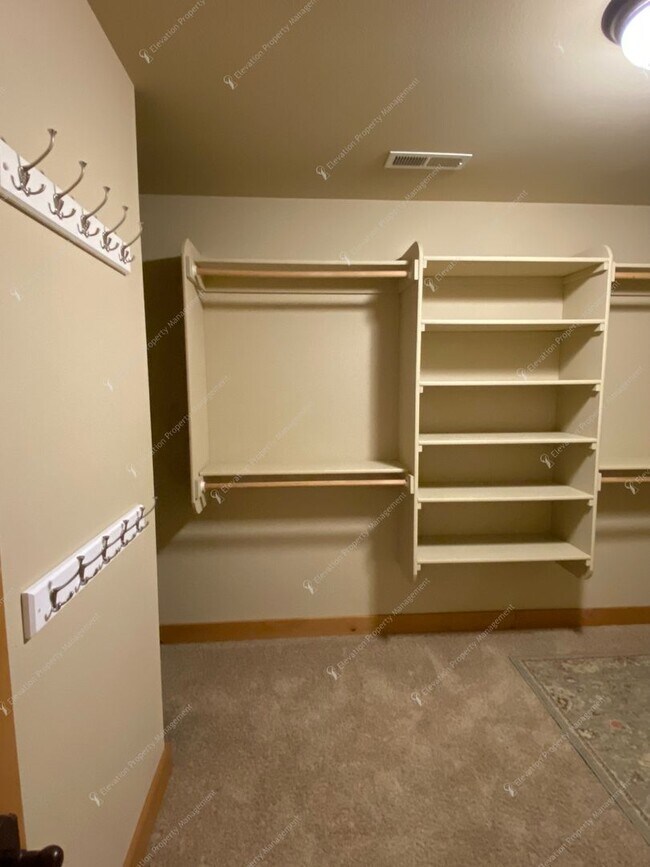 Building Photo - *Coming Soon* Charming Old Bend Rental | 3...