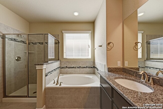 Building Photo - 3 Bed 2.5 Bath