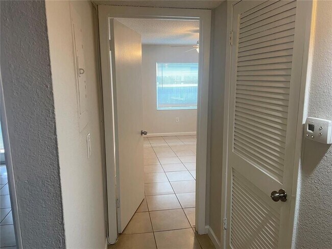 Building Photo - 2812 Somerset Park Dr