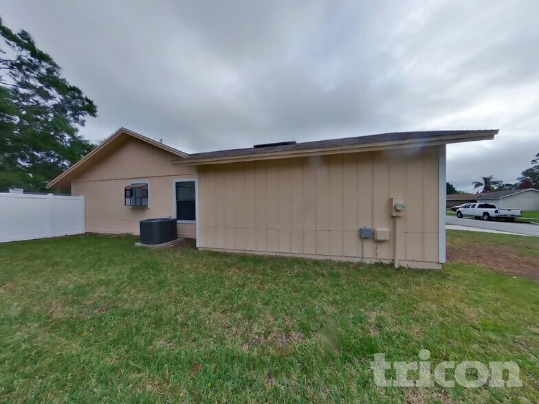 Building Photo - 10660 Squires Ct