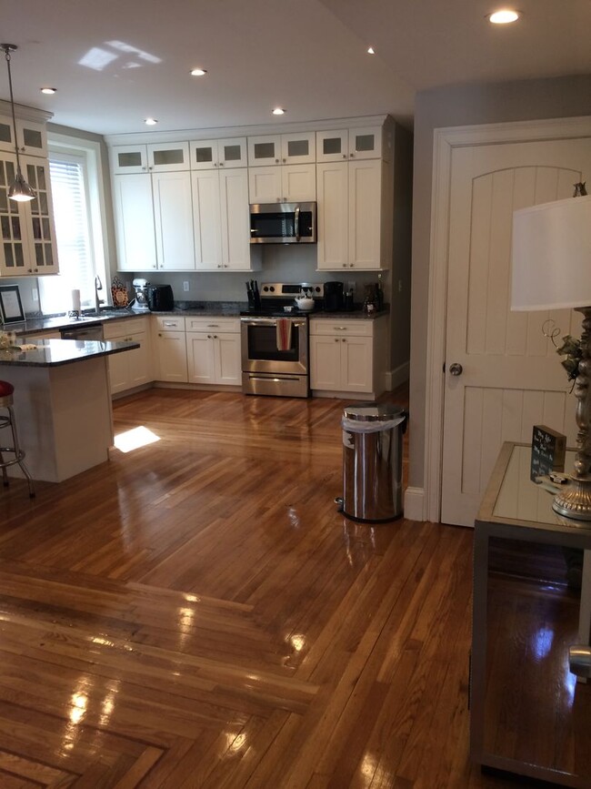 Building Photo - Nicely renovated 1 bed unit with all utili...