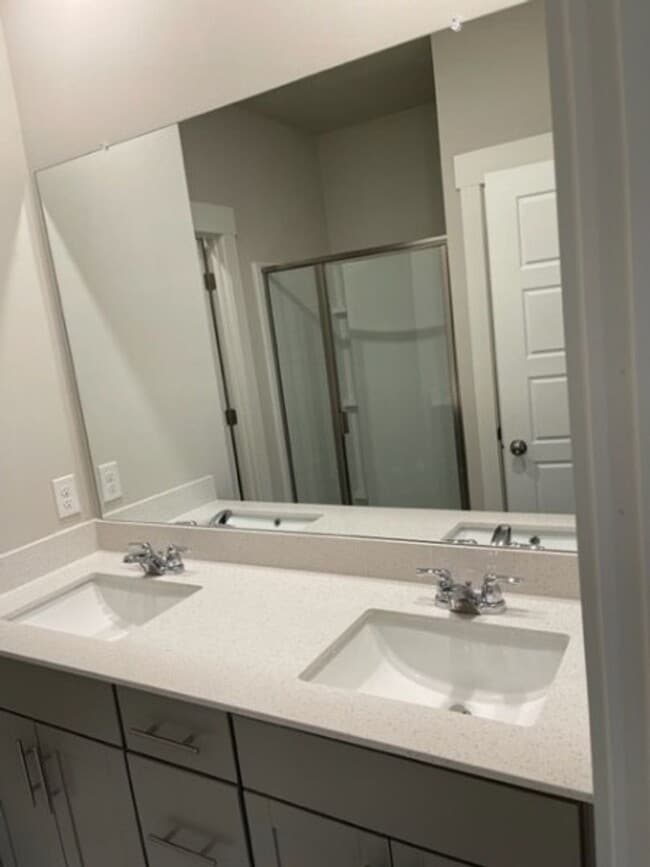 Building Photo - Stunning home in Spring Hill