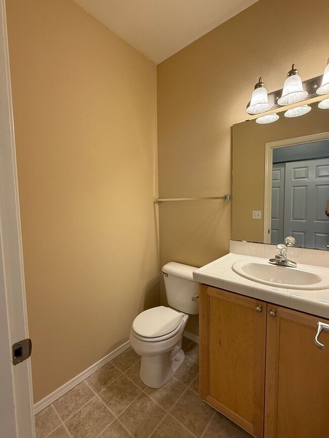 Building Photo - Spacious 4 Bed 3 Bath Home in a Prime Loca...