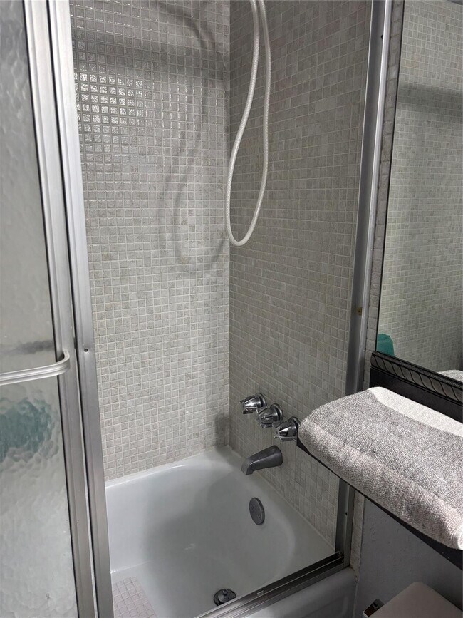 Building Photo - 900 River Reach Dr