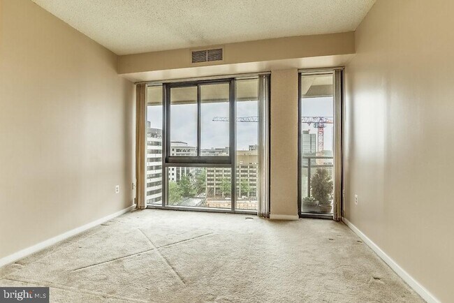 Building Photo - 1530 Key Blvd