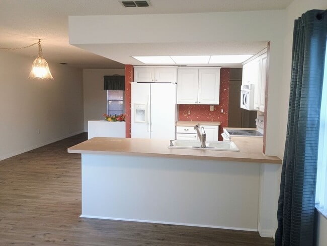 Building Photo - 2 bedroom 2 bathroom home with a screened in porch