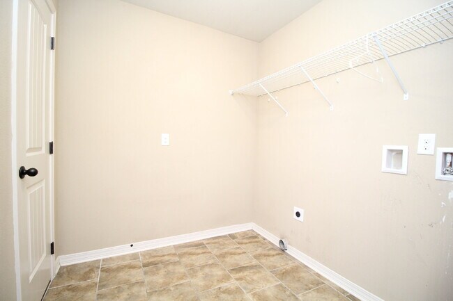 Building Photo - Twelve Oaks Plantation Home with Hardwood Floors, Fireplace & Fenced Backyard
