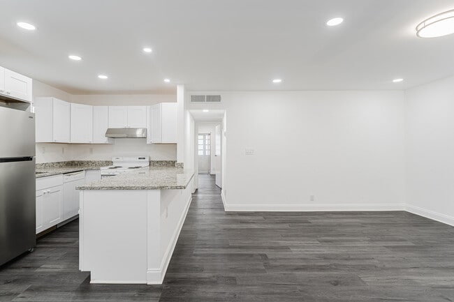 Building Photo - 233 Brittany F