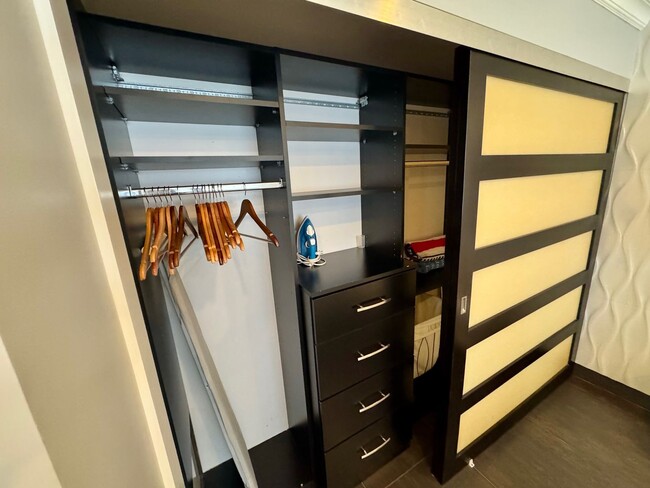 Building Photo - 423