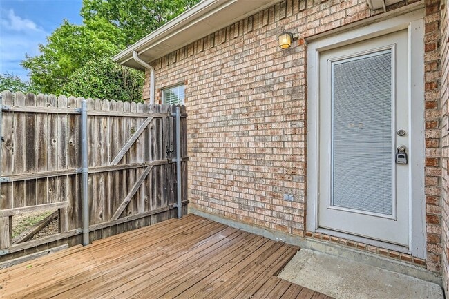 Building Photo - 704 Ashbrook Dr