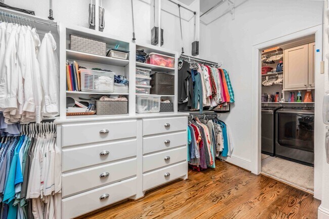 Building Photo - Luxury End Unit Rental with Elevator, Downtown Views, and Sky Deck ($150 off the second month!)