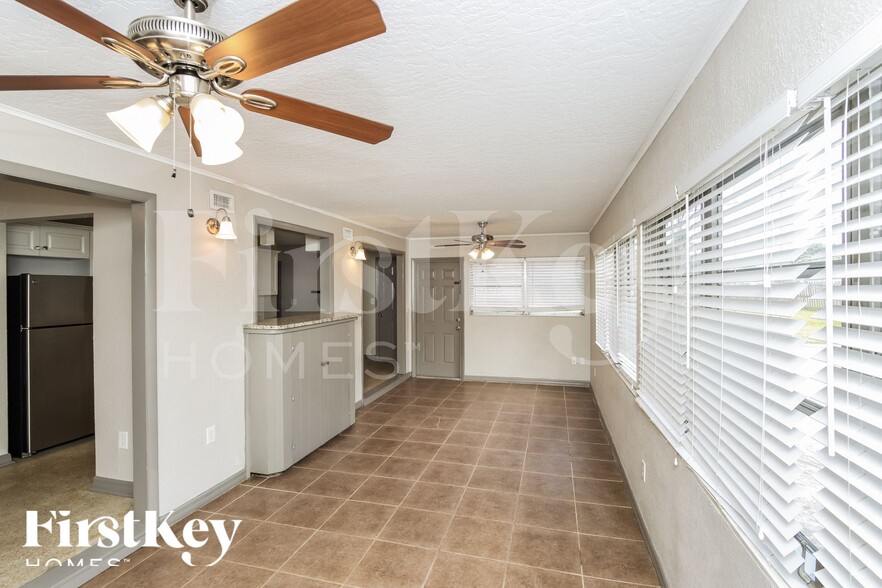 Building Photo - 2749 Elm Dr NE