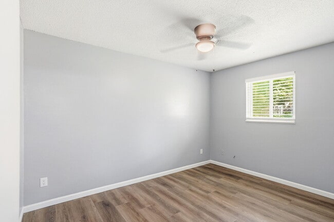 Building Photo - 2601 E Oakbrook Dr