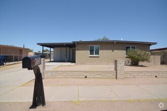 Building Photo - Remodeled 3 Bedroom 2 Bath House! South Tu...