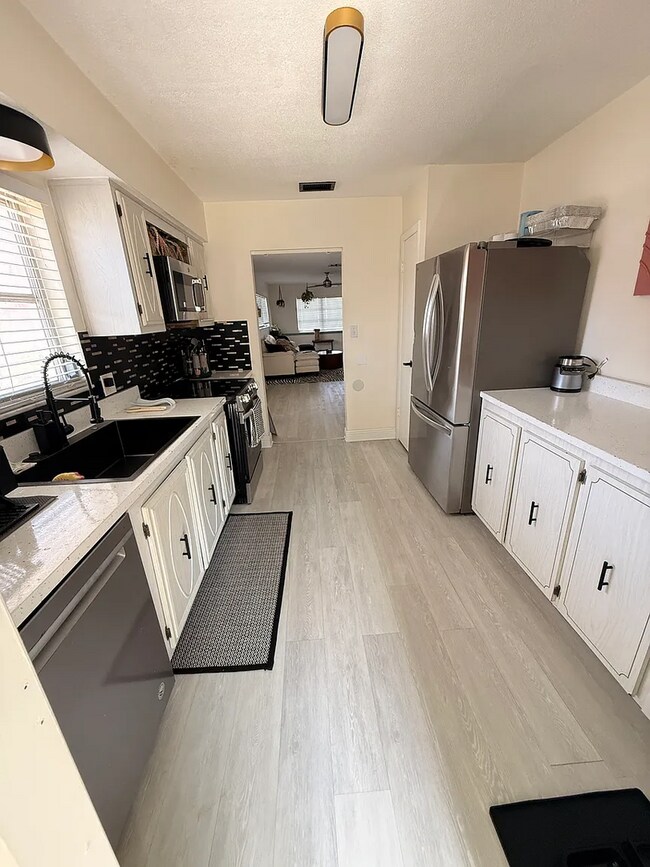 Building Photo - Move in Ready! Sunshine & Comfort in the Heart of St. Pete - 2bed|2bath