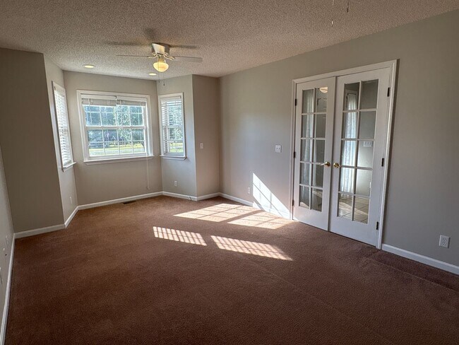 Building Photo - SPACIOUS & Beautiful Home Just Outside She...