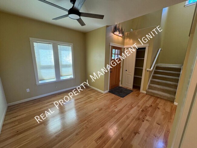 Building Photo - Immaculate Westside Home in the Pine Trees