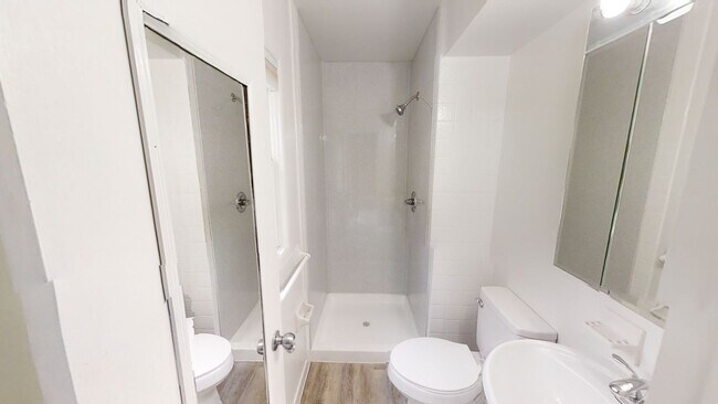Building Photo - Available July – 4 Bed, 3 Bath Updated Hom...
