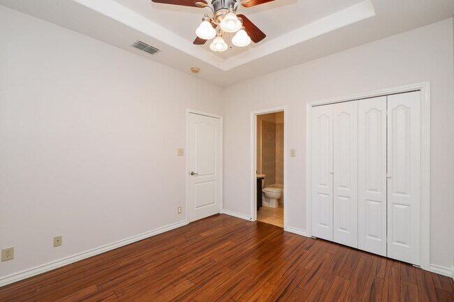 Building Photo - 707 St James Dr