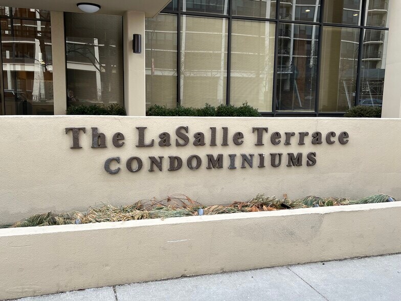 Building Photo - 1540 N La Salle Dr