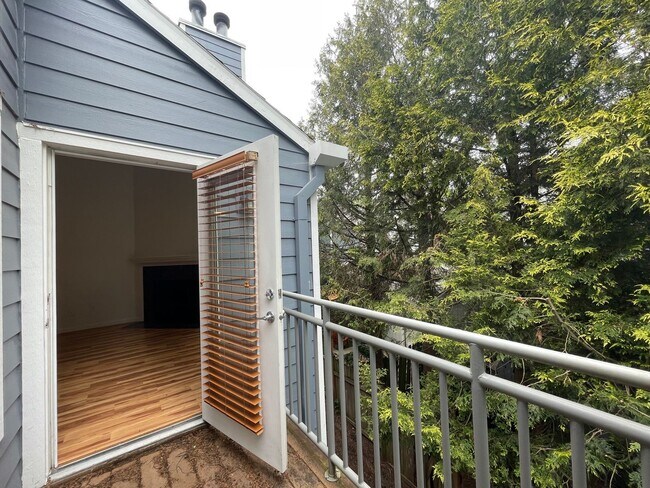 Building Photo - 2Bd/2Ba in Bethany Condo with Garage ~ Washer/ Dryer in Unit ~ Top Floor ~ Community Pool!!!