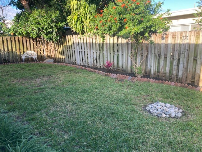 Building Photo - 832 NE 16th Ter