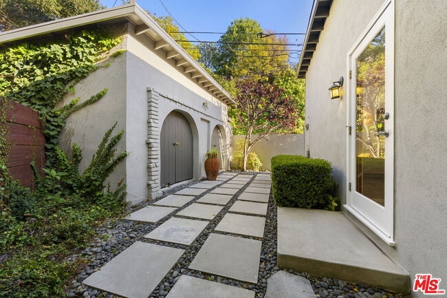 Building Photo - 2601 Nichols Canyon Rd