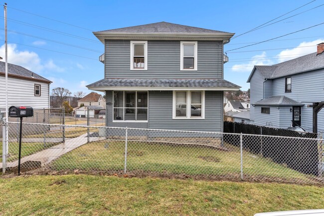 Building Photo - 3 bed 1 bath - all updated, central air, o...