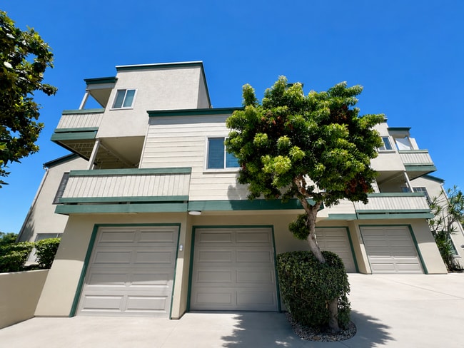 Building Photo - Coastal Townhome Near Beach, Bay & Kate Sessions Park – 2 Bed / 2.5 Bath