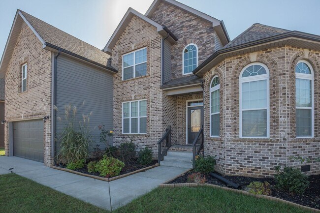 Building Photo - Huge 4 bd 3 ba Sango Go!