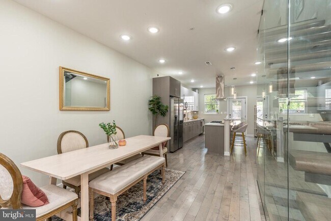 Primary Photo - 2935 Master St