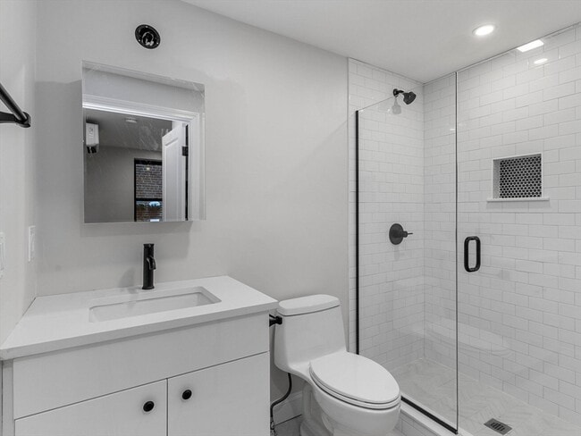 Building Photo - 4 Hull St