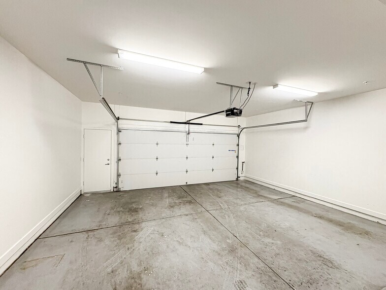 Building Photo - 1645 E Cheery Lynn Rd