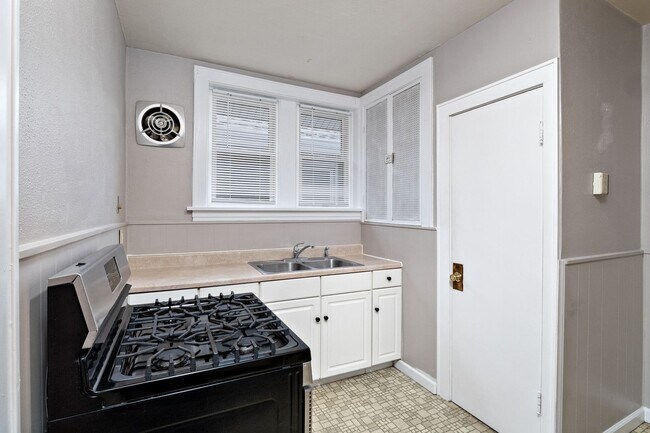 Building Photo - 6271-6273 Odell