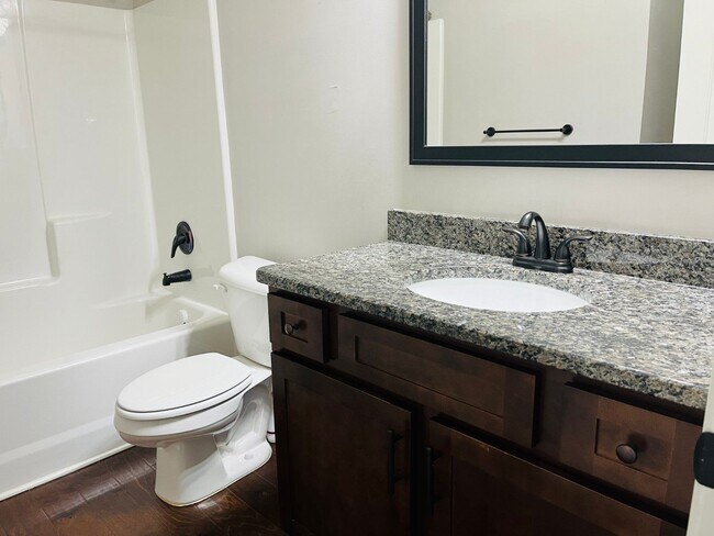 Building Photo - WOW! 5 bed, 4 full baths, brick exterior, ...